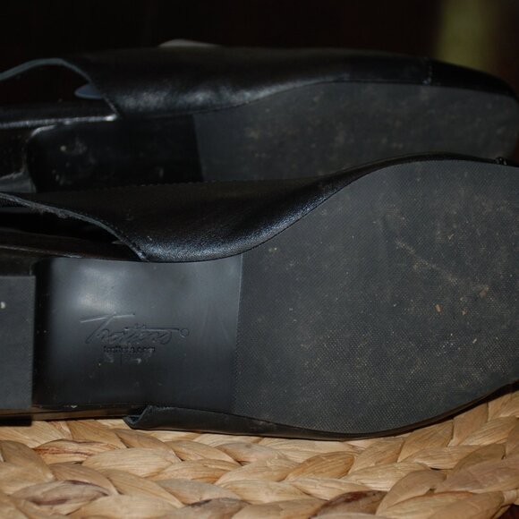 Like New Sling Back Trotters Sandal - Picture 4 of 5